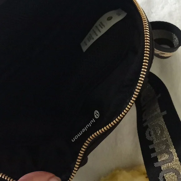 Lululemon gold logo crossbody belr bag - Picture 8 of 10